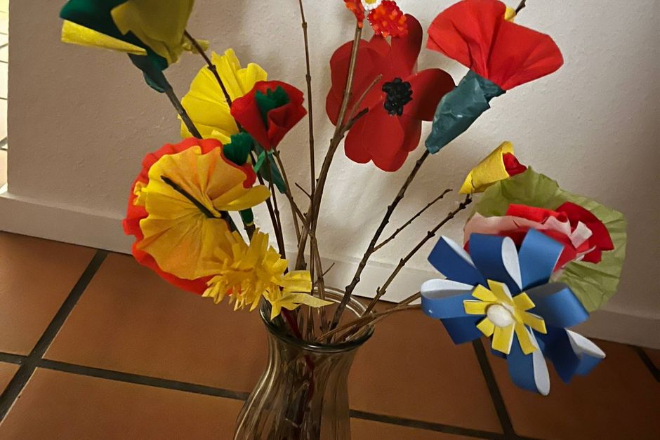 Foreningen Kulturgrunden hjælper foråret og blomsterglæden på vej og udstiller blomster, der er lavet af byens børn, i butikkerne. 