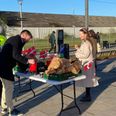 Syddjurs borgmester Michael Stegger Jensen (A) skænkede kaffe og serverede morgenbrød fra den årle morgenstund på sin hjemmebane, letbanestationen i Ryomgård. Pressefoto