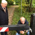 Slut med at fræse over gårdspladsen ved Vestermølle. Landinspektør Hans Faarup foretog den officielle lukning og svingede bommen over vejen, inden Tage Nielsen, formand for Kultur-, Fritids- og Idrætsudvalget, smækkede en solid hængelås på og gav nøglen til Vestermølle. Foto: Møllelauget