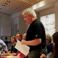 Jesper Yde Knudsen (stående) mener, at det vil være aktuelt at bruge det forestående skifte i den øverste ledelse i Syddjurs Kommune til at bortkaste kontrol og bureaukratiske procedurer og i stedet indføre selvstyrende grupper og medarbejderdemokrati. Arkivfoto: Lars Norman Thomsen