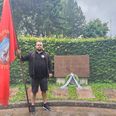 Anders Sølvsten, nuværende havnearbejder, bærer fanen for Havnearbejdernes Klub Aarhus ved markeringen af 80-årsdagen for eksplosionsulykken på Aarhus Havn under Anden Verdenskrig. Foto: Mathias Dueholm.