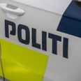 27-årig mand uden kørekort kørte ind i lygtepæl på flugt fra politiet.