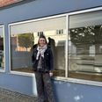 Josefine Rohde Wüpper Mikkelsen har taget opstilling udenfor Østergade 18 i Hammel, hvor hun flytter sin butik til. Udlejeren har indvilget i at investere i en ny facade til butikken. Privatfoto