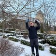 Kirketjener John Blak bruger kirkegårdens planter til udsmykning af kirken. Pressefoto