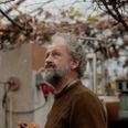 Den 68-årige Steen Møller har fokus på affaldsfri livsstil og lever godt i sit bæredygtige hus i andelsforeningen Friland på Djursland. Foto: Stine Schjøtler
