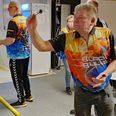 Det kræver fokus og fuld koncentration at spille dart. Kasteren skal være placeret i en afstand af 2,37 meter Tul skiven. Den skal placeres på en lodret væg sådan, at bull, som er skivens centrum, er 173 centimeter over gulvet. Hver spiller har tre pile pr. runde. 501 er det mest udbredte og traditionelle dartspil - og reglerne er simple! Foto: Lars Norman Thomsen