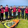 Udskolingseleverne fik lov at prøve kræfter med surf og SUP på årets anden skoledag. Stefan Deltchev (nr. to fra højre) mener, at der er kommet mange flere fælles og sjove aktiviteter på skolen, efter den nye skoleleder startede sidste år. Foto: Anne Frank Henriksen