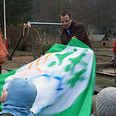 Borgmester Anders Georg Christensen hjalp børnene fra Ulstrup Børnehave med at hejse flaget fra friluftsrådet. Foto Kian Johansen