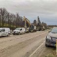 Nordic Waste stoppede med kort varsel de hyrede entreprenørmaskiner ved Ølst. Det skete tirsdag formiddag 19. december. Nu har Randers Kommune overtaget opgaven og arbejder sammen med entreprenørfirmaerne med at redde Alling Å, en transformerstation og en landevej. Indsendt foto