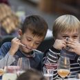 Drikkevarerne serveres i rigtige vinglas til Smagens Dag - selvfølgelig.