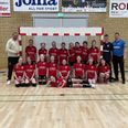 Nørre Djurs HK’s U11 piger er klar til en spændende tur til Partille Cup 2024.Manden i blåt i bagerste række er cheftræner Henrik Elkjær. Foto: Nørre Djurs HK