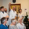 Hospitalsledelsen besøger Neurokirurgisk Afdeling, der har vundet i specialet “Kræft i hjernen”. På billedet udråber Ledende overlæge Gorm von Oettingen et trefoldigt leve for afdelingen.