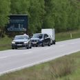 En velpolstret politipatrulje forsøgte at stoppe motorcyklisten ved blokere vejen mellem Feldballe og Tåstrup, men det lykkdes ikke. Først på Ny Lufthavnsvej måtte motorcyklisten erkende, at slaget var tabt: Foto: SpotFoto