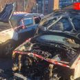 Det gik ud over flere biler, da en bil af uvisse årsager brød i brand i Aarhus V. Foto: Local Eyes