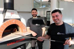 Den helt store stjerne i Hadstens nye pizzeria er en kæmpe, brændefyret stenovn. Endelig kan Stenovnspizza Hadsten byde kunderne indenfor.