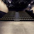 Der er plads til omkring 140 personer i Teater Katapults moderne teatersal Black Box. Foto: Teater Katapult