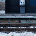 Det var ved Letbanestationen i Mørke, at den 19-årige blev skubbet ud på skinnerne. Foto: Søren Vendelbo