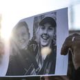 Billede af de to dræbte; danske Louisa Vesterager Jespersen og norske Maren Ueland. Foto: Mosa'ab Elshamy/AP/Ritzau Scanpix