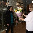 Nagin Ravand bliver overrasket med glimmer og blomster og kåret som vinder af PlanBørnefondens Pigepris.