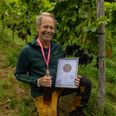 Stolt Hans Neergaard Münter med medalje og diplom som bevis på kåringen som årets bedste kommercielle mousserende vin ved det årlige vinskue. Pressefoto