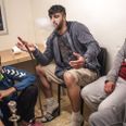 En gruppe unge kurdiske mænd sidder og ryger vandpibe i en skurvogn i en asyllejr i Haderslev. Arkivfoto: Ólafur Steinar Gestsson / Ritzau Scanpix