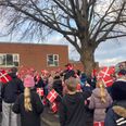 Møllesgade Børnehave og Realskolen fejrede onsdag et års jubilæum med flag, kage og sang i skolegården. Privatfoto.