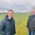 Michael Bredgaard (t.v.) ejer jorden, hvor der er planer om seniorboliger, og Bredgaard Invest sammen med sine to søskende. Her står han sammen med rådgiver på projektet Børge Sørensen. Foto: Kim Skovrup Andersen.