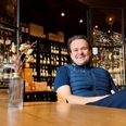 Klaus Bolwig Huusmann skiftede direktørlivet ud med vin og gastronomi i La Klas. Nu vil han give livsglæden videre gennem SuperDysten, hvor han samler ind til børnefonden CoolUnite. Foto: Grethe Bo Madsen