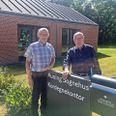 Keld Andersen og Wallin Feder – henholdsvis formand og mangeårig kasserer for menighedsrådet – ses her ved det flotte og moderne sognehus, der ligger skråt over for Auning Kirke. Foto: John Pedersen