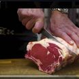 Videoen "Rigtige mænd, rigtige bøffer" fik veganere til at reagere på Centerslagter Karl Johans facebookvæg. Foto fra videoen