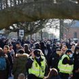 Flere personer er mødt op på Rådhuspladsen i Aarhus, hvor demonstrationen startede klokken 18.