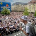 Patrick Mortensen løfter pokalen under fejringen af de nykårede danske mestre i fodbold på Aarhus Rådhus' balkon. Foto: Bo Amstrup/Ritzau Scanpix)