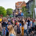 Der er masser af liv i Ry midtby, når butikker, borgere og besøgende samledes til Ry by Night. Nu skal en ny helhedsplan sætte retningen for, hvordan byen skal udvikle sig i de kommende år. Foto: Per Bille