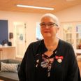 Britta Kirdan har været ansat som lærer i 40 år på tre forskellige skoler i Aarhus Kommune. Det har hun netop fået Dronningens Fortjenstmedalje for.