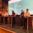 Fra venstre Thomas Storm, formand for Plan- og Landdistriktsudvalget, Favrskov Kommunes planchef Henrik Jensen og direktør for Teknik og Miljø Sidsel Homann, Søren Degnemark Larsen fra Energistyrelsen, Unisons direktør Kristian Skipper-Pedersen og miljørådgiver Mette Tranholm Frøst svarede på spørgsmål ved borgermøde om solcelleanlæg i kulturhuset Sløjfen i Hadsten. Foto: jr
