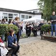 Kristian Würtz holdt tale til Kvindehusets 10 års jubilæum, hvor mange mennesker var mødt op.