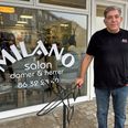 Mazini Issa driver i dag sin salon i Fuglevænget i Grenaa. Foto: Søren Andersen
