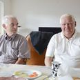 “Hver gang den gennemsnitlige levealder stiger med ét år, bliver ældre to år friskere. Der kommer flere ældre, men de har også flere penge på grund af gode pensioner, derfor betaler de også en god skat. Så ældrebyrden handler ikke om økonomi, men om at skaffe det nødvendige antal medarbejdere i ældreplejen,” siger Karl-Erik Jørgensen og Kurt Rønne, der har kørt et godt parløb som næstformand og formand for Seniorrådet. Foto: Bollerup
