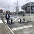 Rådmand for Teknik og Miljø, Bünyamin Simsek, ved de nye pullerter. Foto: Aarhus Kommune