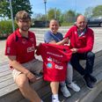 Søren Melgaard (th.) byder Pernille Agerholm velkommen med en klubtrøje, en symbolsk gestus til hendes hjemkomst. Jonas Agerholm ser frem til at arbejde sammen med Pernille i deres fars hjerteklub, Rønde BTK. Foto: Lars Norman Thomsen