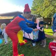 Louise Skov, tidligere bager og nu dagplejer i Hornslet, skaber magiske øjeblikke for børnene. Her ses hun i farverigt klovnekostume ved Cirkus Sommerfesten, hvor børnene nød en festlig dag med leg og cirkusaktiviteter. Foto: Lars Norman Thomsen