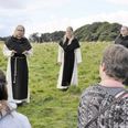 Museumsinspektør Lene Mollerup fra Museum Skanderborg, der er ekspert i Øm Kloster, fortalte om de munke, der boede på Kalvø, før de rykkede til netop Øm Kloster. Historierne blev ledsaget af klosterøl, middelalderpølser samt bag-selv-brød over åben ild - det hele kontrolleret af ’personale’ iklædt middelalderdragter. Foto: Sonne