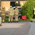 Onsdag morgen er beredskabet i færd med at trække bilen ud af huset. Foto: Presse-fotos.dk