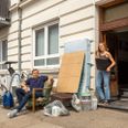 I disse dage begynder tusindvis af studerende på nye uddannelser og flytter til ny bolig. Vil man af med den gamle sofa, er det ikke nok at stille den på gaden. Foto: Kredsløb