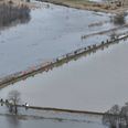 Den lange menneskekæde hen over diget sørgede for, at enorme mængder af sandsække blev båret ud og forstærkede de steder, hvor diget var brudt sammen, og Alling Å overløb diget. Dronefoto: Kenneth Stoll-Demant