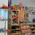 59-årige Henrik Munthe har samlet på legetøjsbiler i 35 år, og nu er tiden moden til at sælge ud af samlingen. Med det har Ebeltoft nærmest fået sig en ny attraktion i Adelgade, når masser af mennesker lige skal ind og have sus af nostalgi og barndomsminder. Foto: Simon Carlson