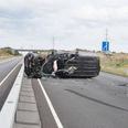 Varebil væltet og chauffør omkommet i ulykke på Genvejen i Aarhus.