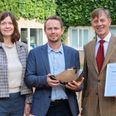Foto fra prisoverrækkelsen. Fra venstre: Siri Beier Jensen, institutleder Institut for Odontologi og Oral Sundhed, Peter Stoustrup, professor og leder af Sektion for Ortodonti/videreuddannelsen i ortodonti og Claus Malta Nielsen, enhedschef i Sundhedsstyrelsen. Foto: Simon Fischel, AU Health Sciences.