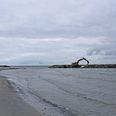 De første to bølgebrydere står nu klar til at modstå vandet, når vejret raser. Bølgebryderne bliver etableret mellem 80-130 meter fra kysten og er hver især omkring 70 meter lange.