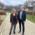 Pernille Scherling Frisch, der her ses sammen med ældrechef Niels Diedrichsen, Syddjurs Kommune, foran husene på Frejasvænge, sagde farvel som leder af sepecialplejehjemmet 19. decemcer 2025. Foto: Lars Norman Thomsen